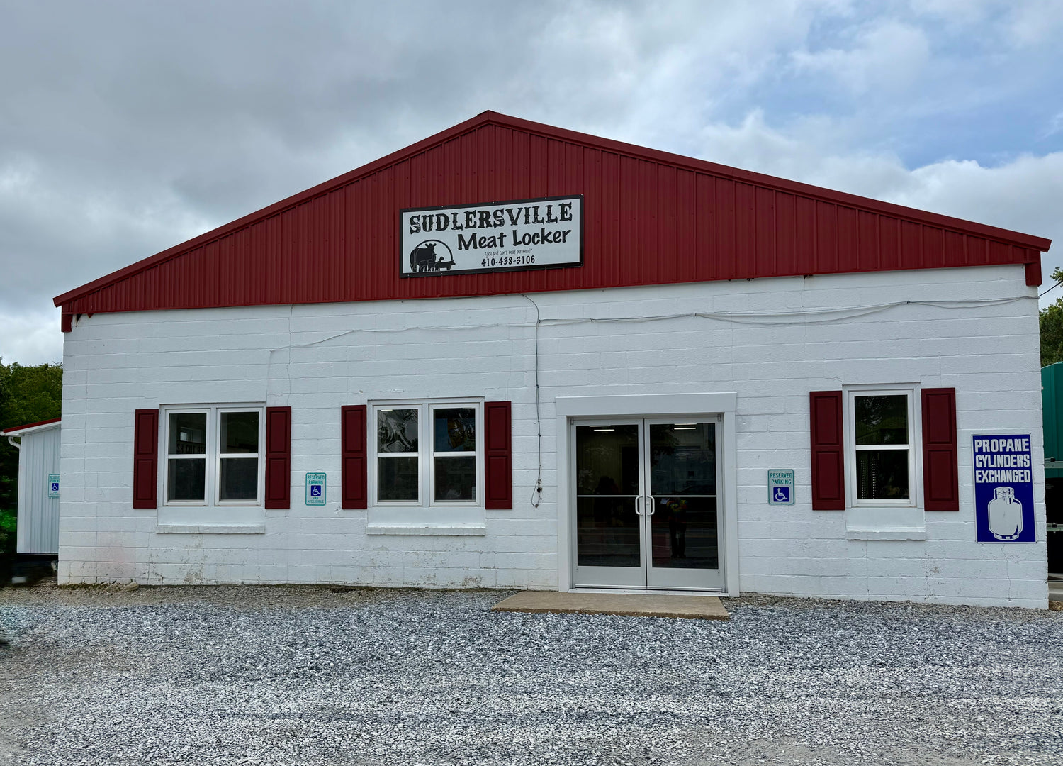 red and white building that houses Sudlersville Meat Locker